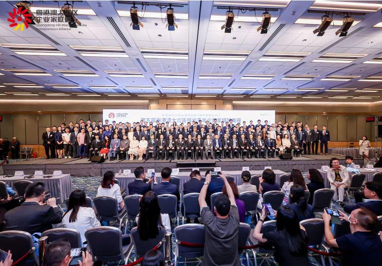 中环od平台入口官网控股集团（01735.HK）董事长余竹云受邀出席粤港澳大湾区杰出青年企业家颁奖典礼