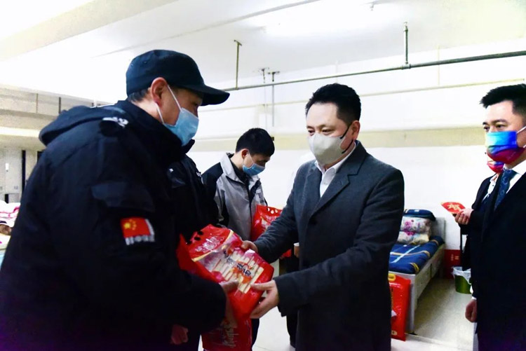 董事长余竹云春节前亲切慰问困难员工