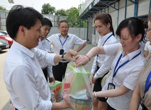 余竹云董事长慰问一线员工“送清凉”