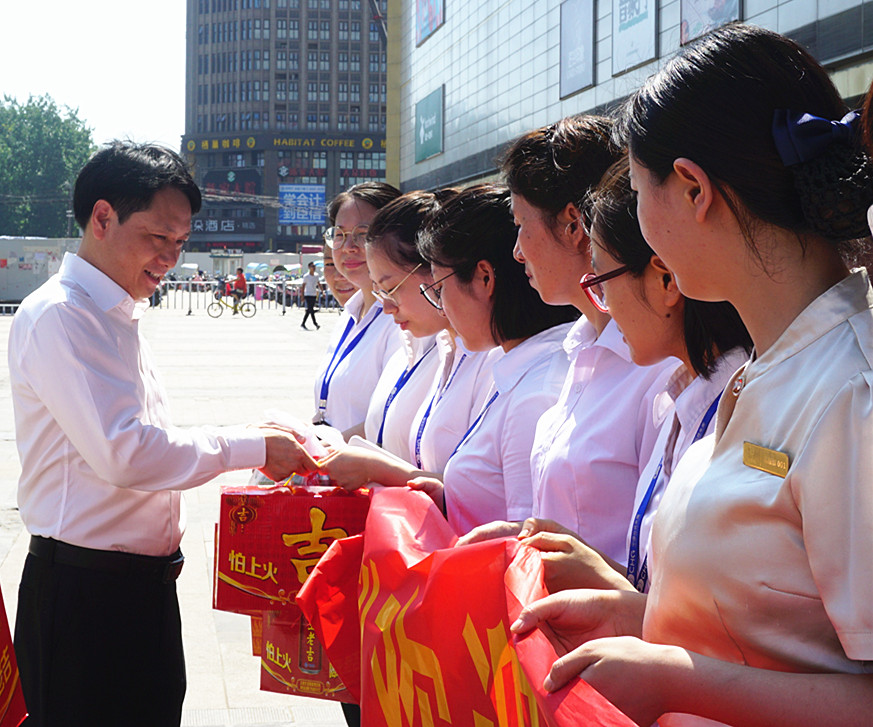 od平台入口官网工会夏日送清凉在行动  董事长余竹云亲切慰问一线员工