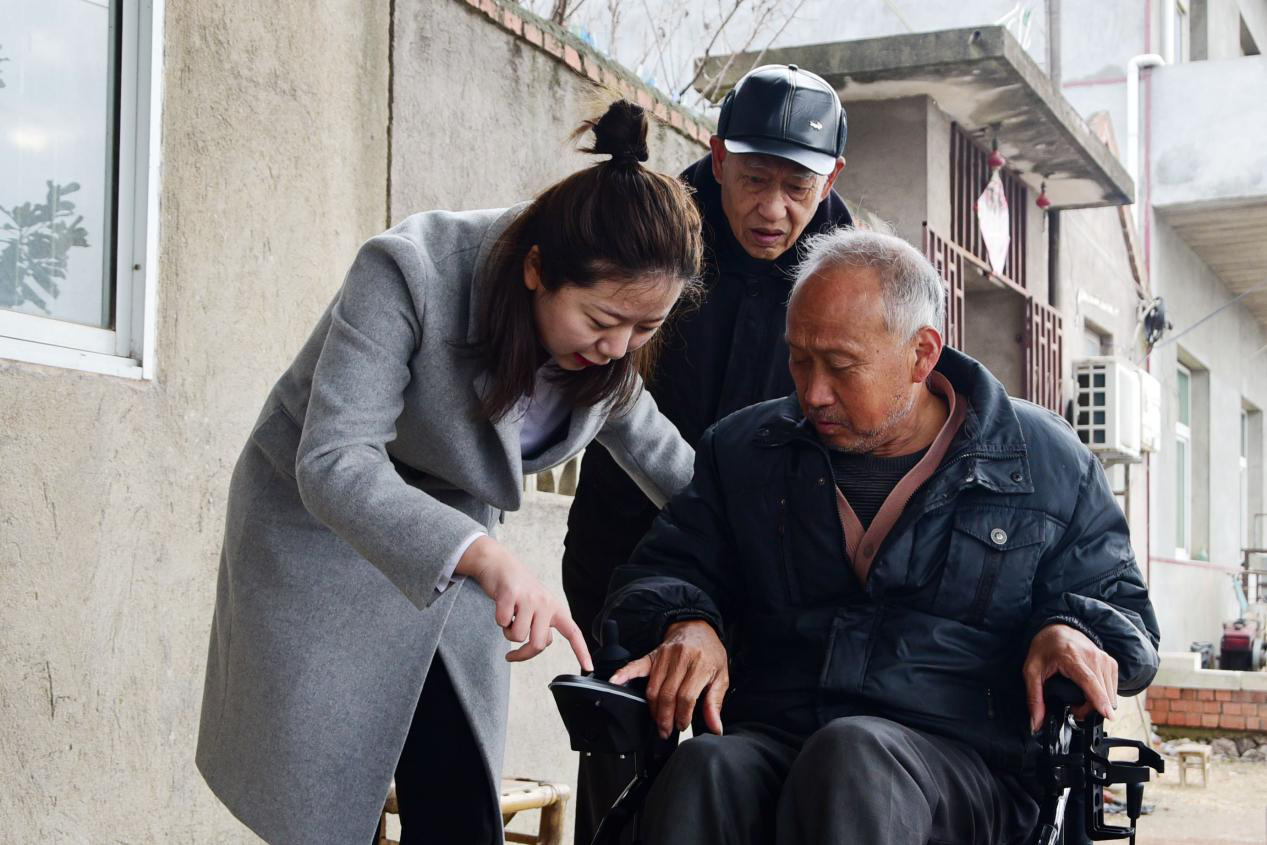 入户送轮椅 情暖他人心  ——od平台入口官网第十季“大爱中环 暖冬行动”第六站