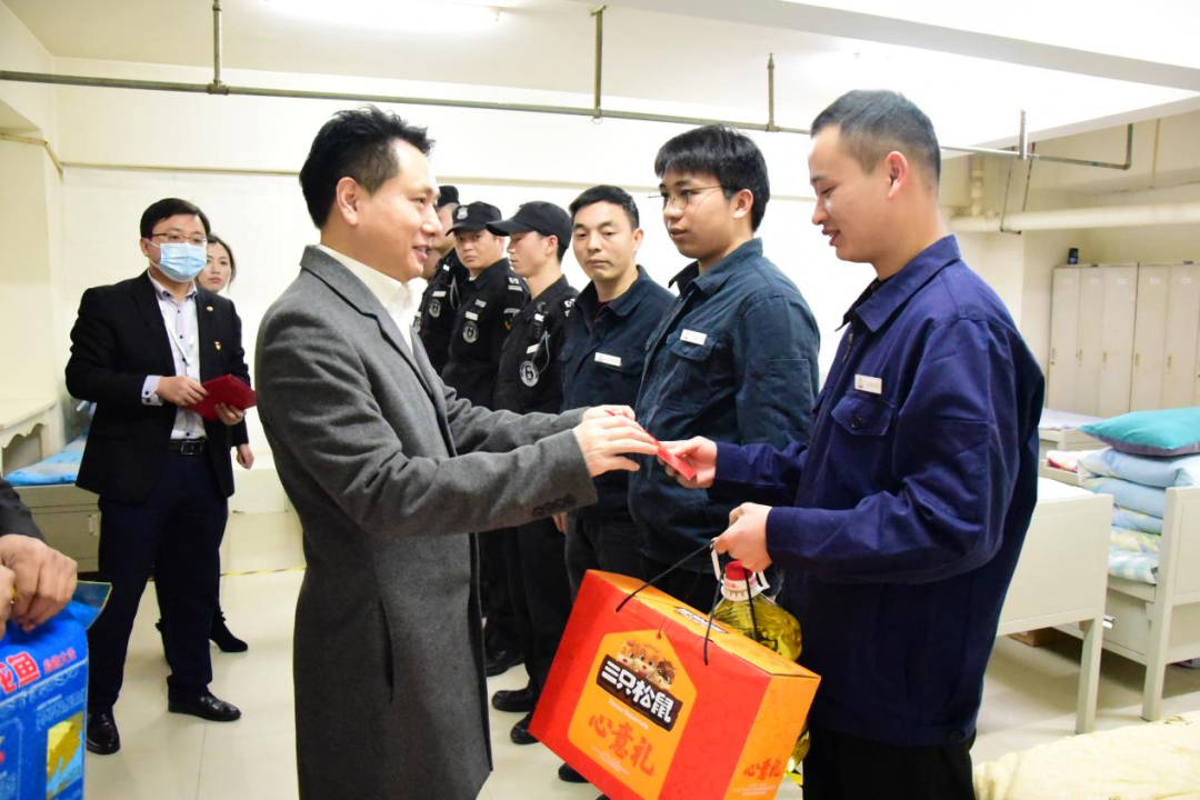 余竹云董事长春节前亲切慰问困难员工